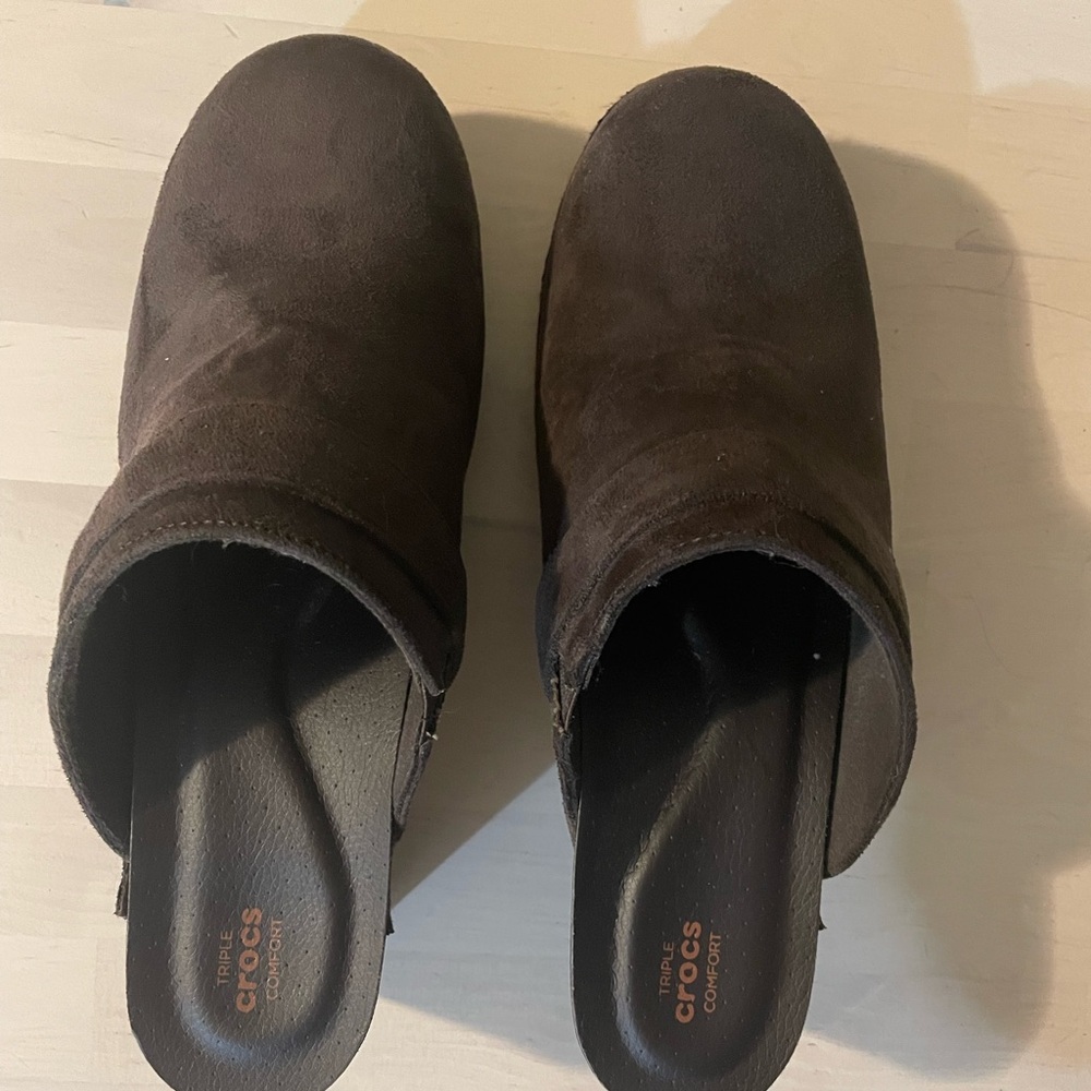 EUC Crocs Women’s Sarah Triple Comfort Brown Suede Heeled Clogs- Size 8